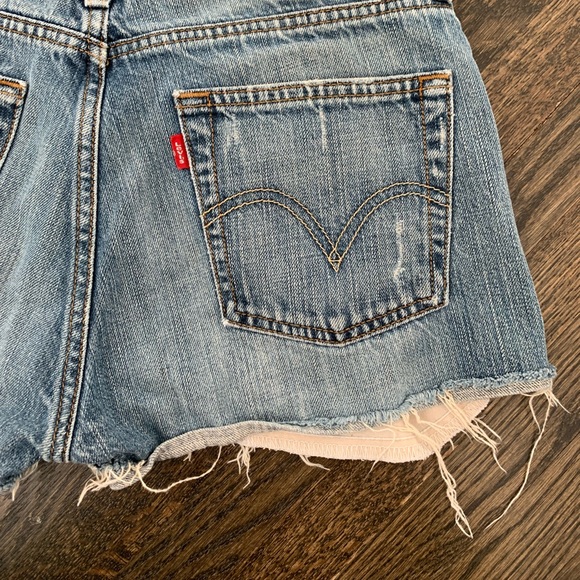 Levi’s denim shorts. Size 24-25. - Picture 6 of 7